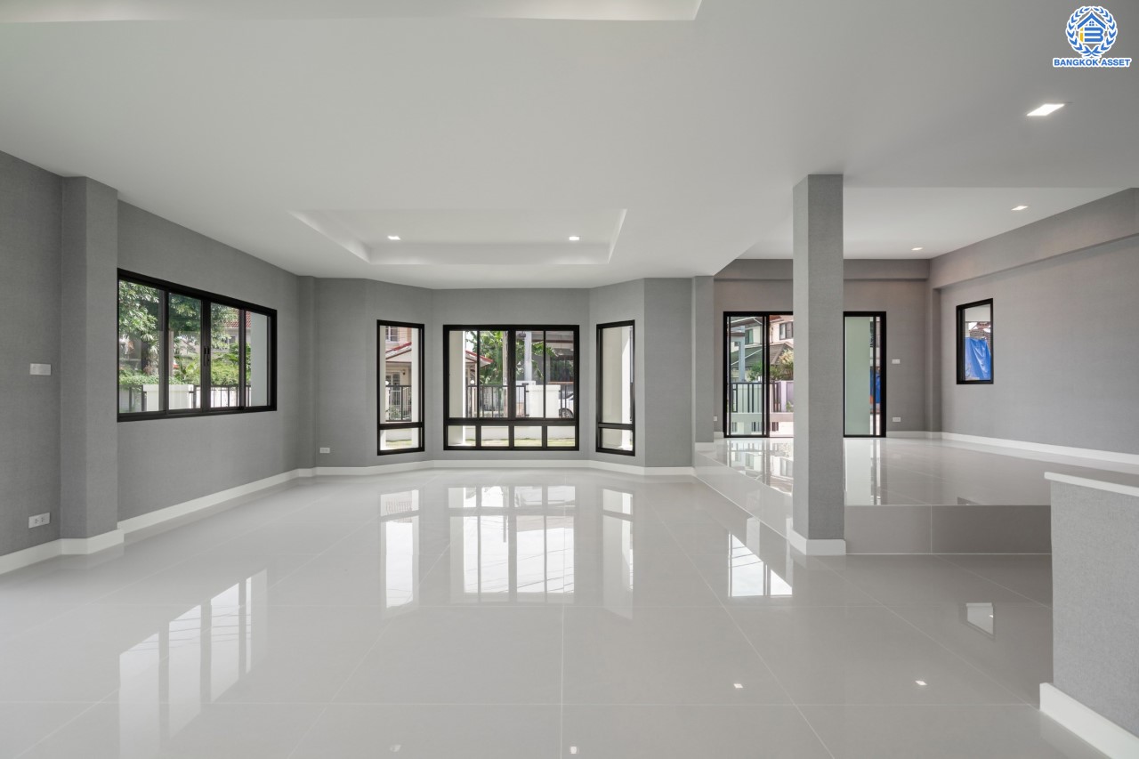 คฤหาสน์หลังใหญ่ตกแต่งใหม่ ม.บ้านสวนดอกไม้ ปิ่นเกล้า ดีไซน์สุด Luxury เนื้อที่ 154.5 ตร.ว. บนพื้นที่ใช้สอยถึง 435 ตร.ม. ฟังก์ชันจัดเต็ม 5 ห้องนอน 6 ห้องน้ำ 1 ห้องแม่บ้าน 2 ห้องอเนกประสงค์ (มีเรือนรับรองด้านข้าง พร้อมห้องน้ำในตัว) จอดรถได้ถึง 4 คัน บนทำเลเชื่อมต่อเมืองอย่างรวดเร็ว ใกล้ทางคู่ขนานลอยฟ้าบรมราชชนนี ทางด่วน "กาญจนาภิเษก" ม.มหิดล และเซ็นทรัลปิ่นเกล้า